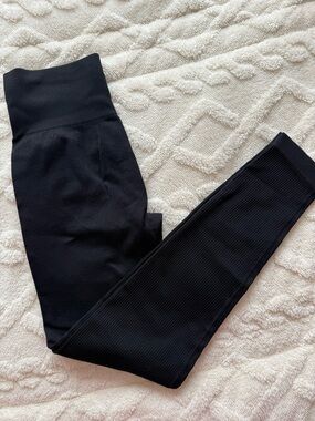 High-Waist Black Ribbed Leggings